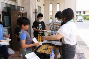 小学生と交流する様子