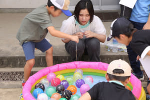 小学生と交流する様子