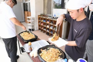 小学生と交流する様子
