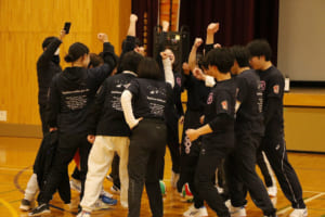 バレーボール対決の様子