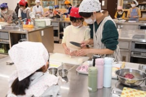 楽しく調理している様子