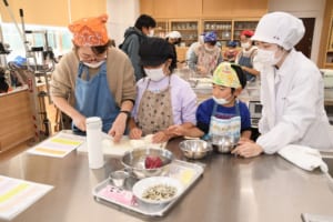 楽しく調理している様子