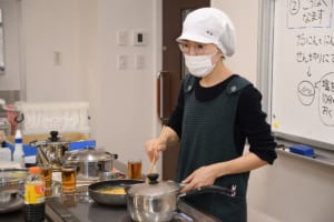 楽しく調理している様子