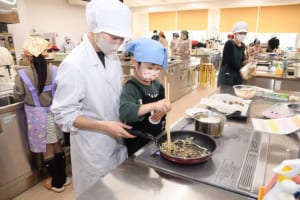 楽しく調理している様子