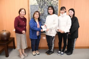 助成金を受けとる様子