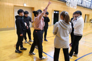 バレーボール対決の様子