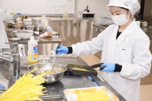 ちらし寿司提供の様子