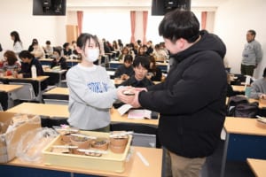 ちらし寿司提供の様子