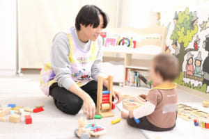 子どもと遊ぶ学生