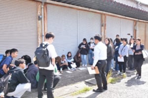 マルイのご担当者様に質問中の学生