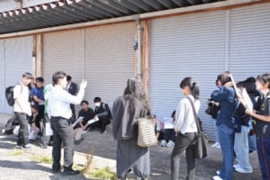 マルイのご担当者様に質問中の学生