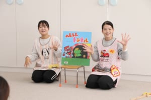 読み聞かせをする学生