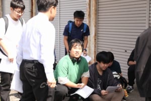 マルイのご担当者の話を聞く学生