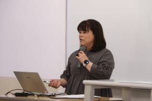 講義を行う薬師寺教授