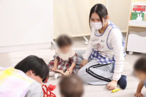 子どもと遊ぶ学生
