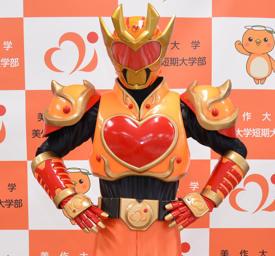 美作大学のパネルの前に立つミマダイン