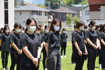 黙とうする沖縄県人会の学生たち
