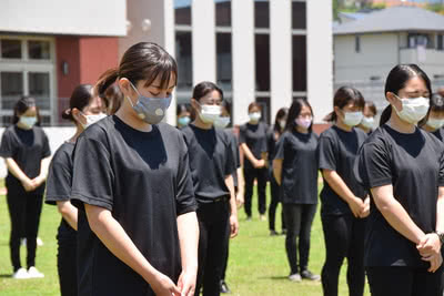 黙とうする沖縄県人会の学生たち