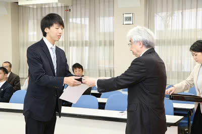 学長から賞状を受け取る学生の写真