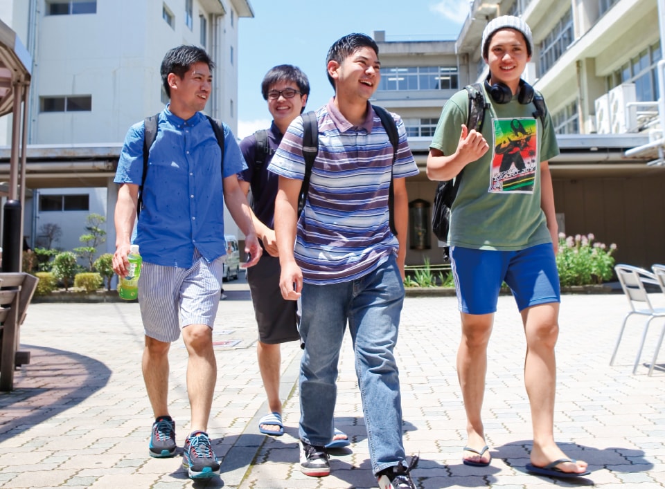 写真:キャンパスを楽しそうに歩く4人の男子生徒