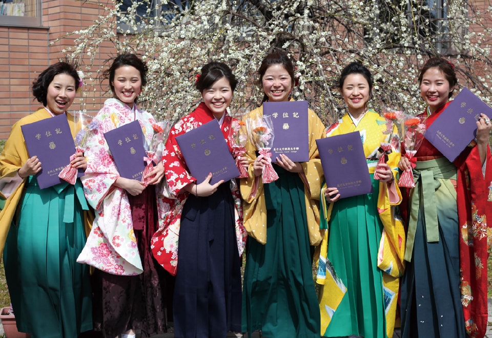 写真：卒業式で卒業証書を手に持つ袴姿の女子生徒たち