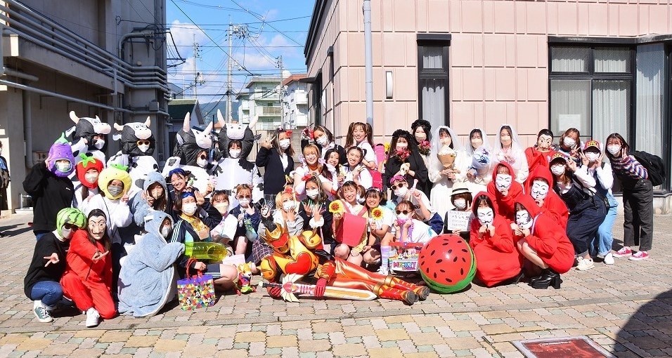 写真：ハロウィンイベントで扮装をしてポーズをとり写真に収まる生徒たち