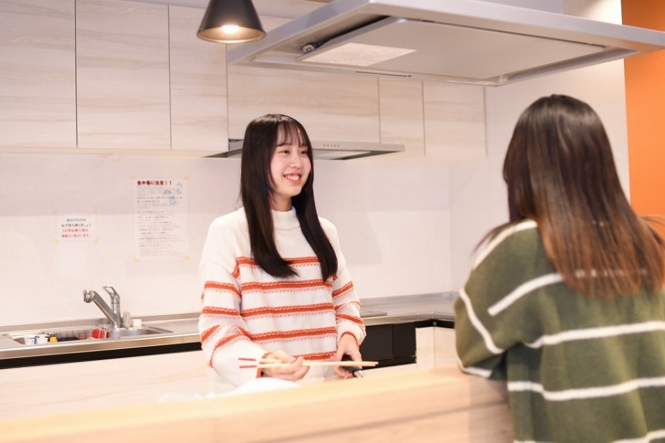 写真：同じ生徒と談笑するMさん