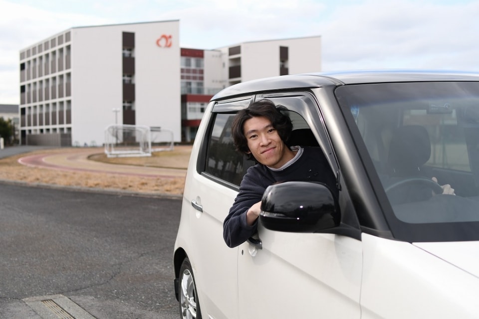 写真:車の窓から顔を出しているMさん