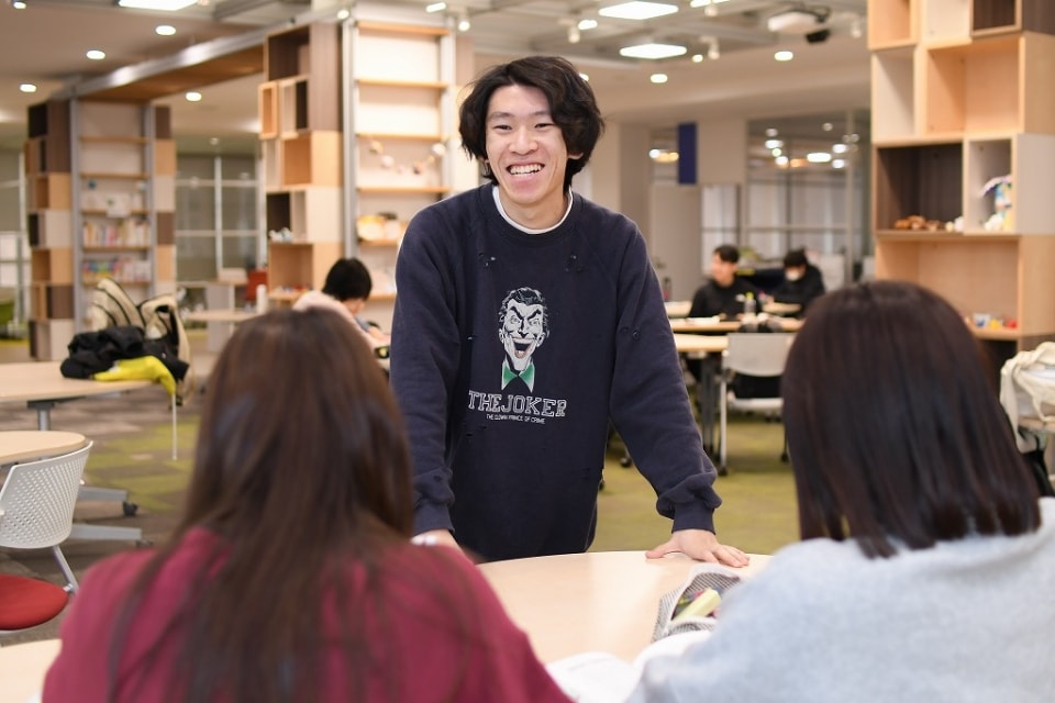 写真:他の学生と話すMさん