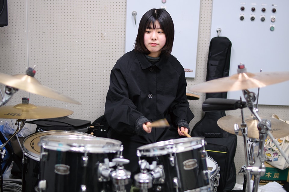 写真:ドラムで演奏するKさん