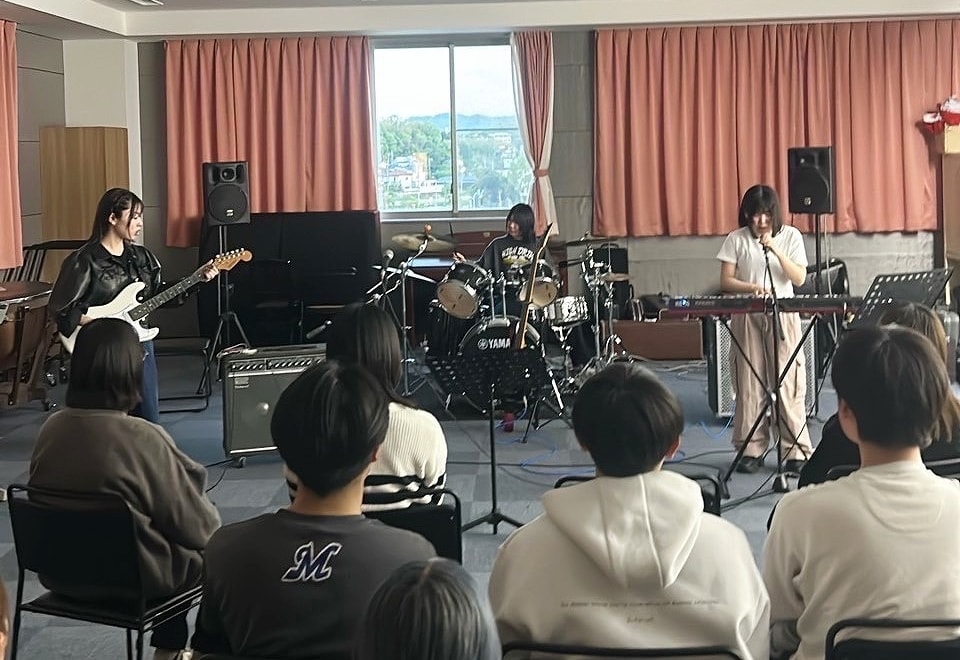 写真:ステージでバンド演奏する軽音楽部員たち