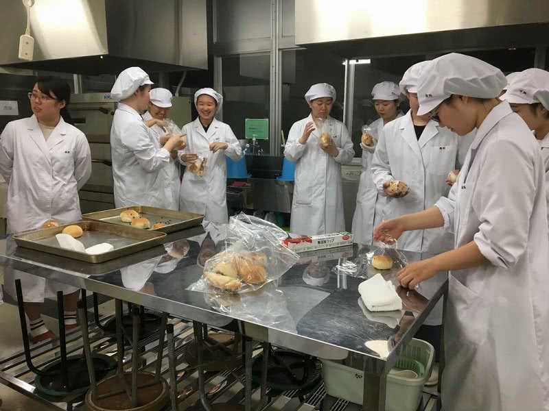 写真：厨房で料理を作る美作フーズのメンバーたち