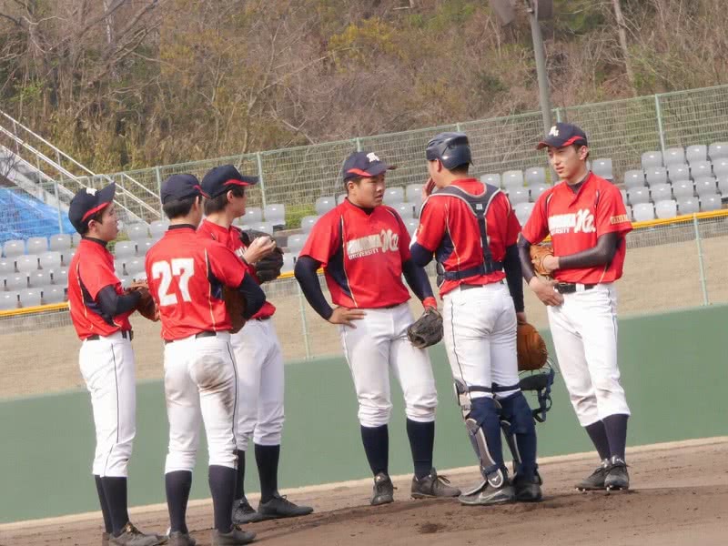 写真：マウンドに集まって話し合う軟式野球部員