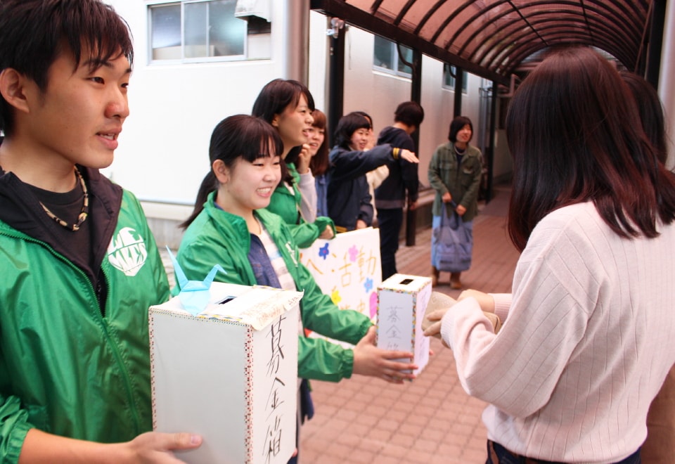 写真：学内で募金活動を行うボランティアセンターの学生たち