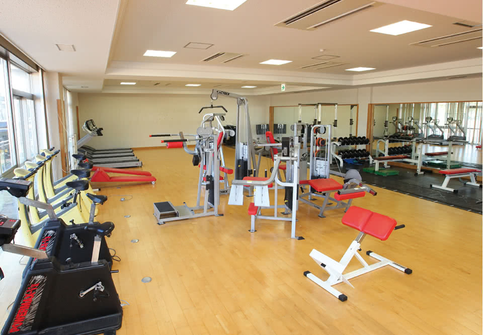 写真：様々なトレーニングマシンが並ぶスポーツセンタのトレーニングルーム