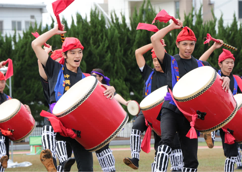 写真：県人会の活動で和太鼓を叩くパフォーマンスを行う学生たち