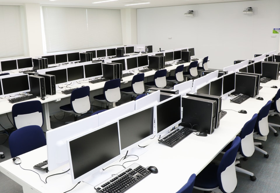 写真：情報教室に並んだデスクトップパソコン