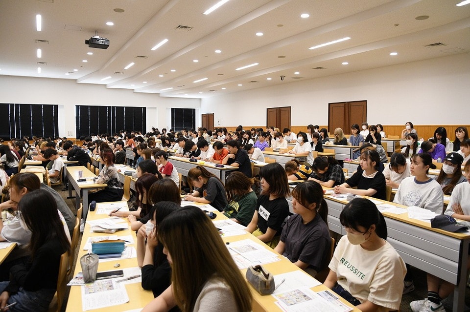 写真:1年次セミナーを受けている学生たち