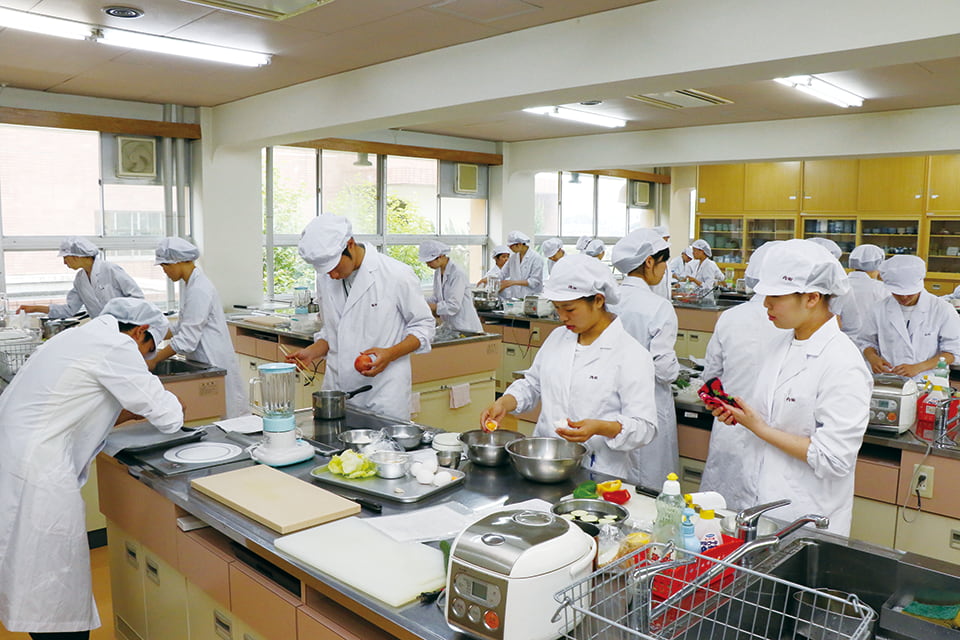 写真：調理する学生の様子