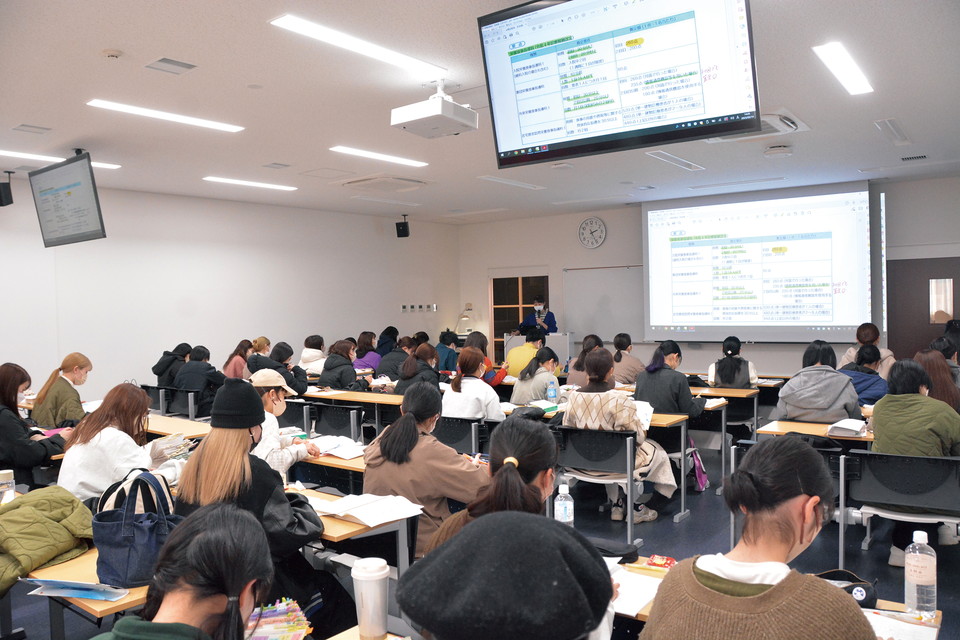 写真：管理栄養士国家試験受験対策の様子