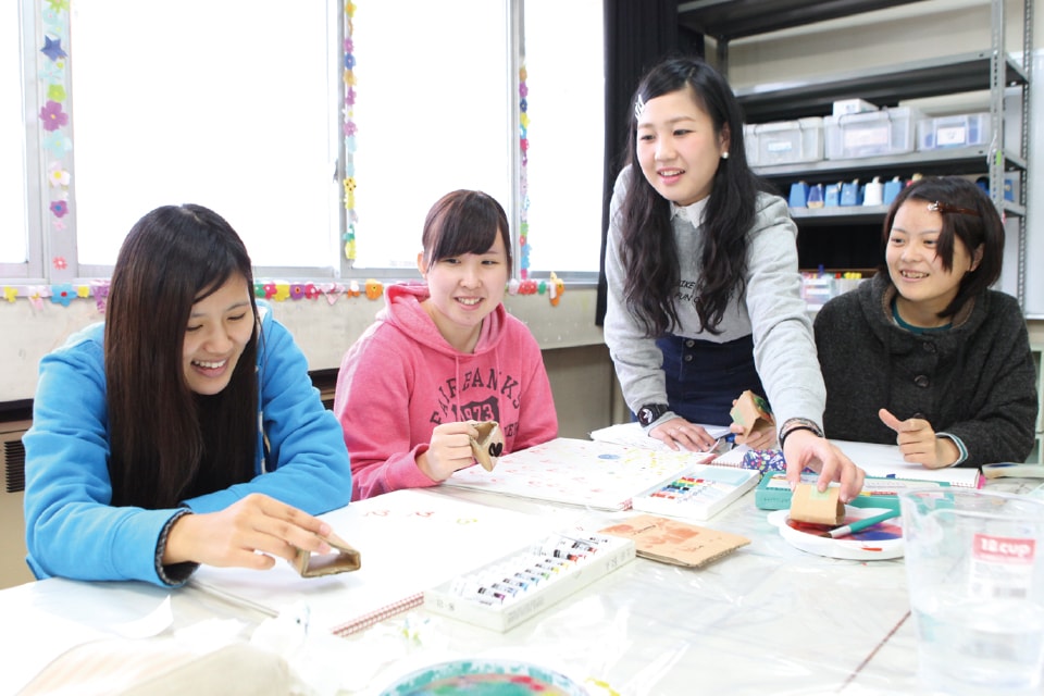 写真:女子学生4人が和気藹々と作業をしている。