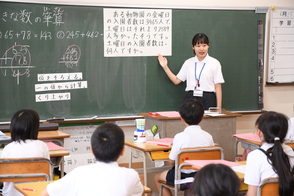 写真:教職実践演習。小学校での授業の様子