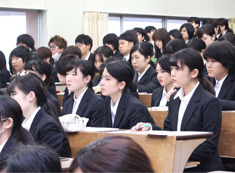 写真:就職ガイダンスで真剣に話を聞く学生たち