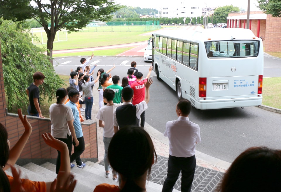写真：大学から発車する送迎バス