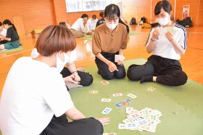 カードゲームで遊ぶ学生たち