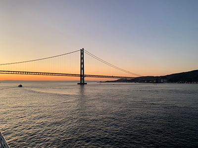 船から見た橋の写真