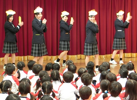 写真：実践演習として美作高等の生徒たちが園児たちの前で踊っている