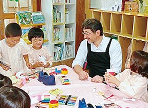 写真：中田先生に絵を教わる園児たち