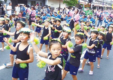 写真：ごんご祭りでパレードを行う園児たち。