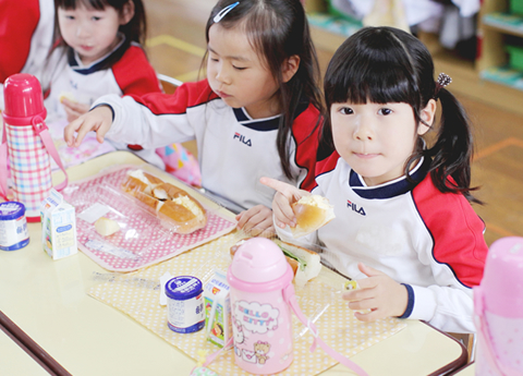 写真：昼食を食べる園児たち